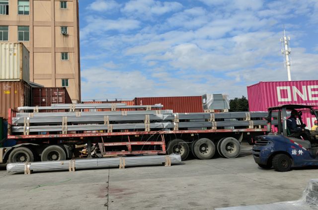 การอัปเดตการจัดส่ง Topfencesolar: โครงสร้างการติดตั้งภาคพื้นดินของ ZAM Steel จัดส่งไปยังเกาหลีจากโรงงานเซียะเหมิน